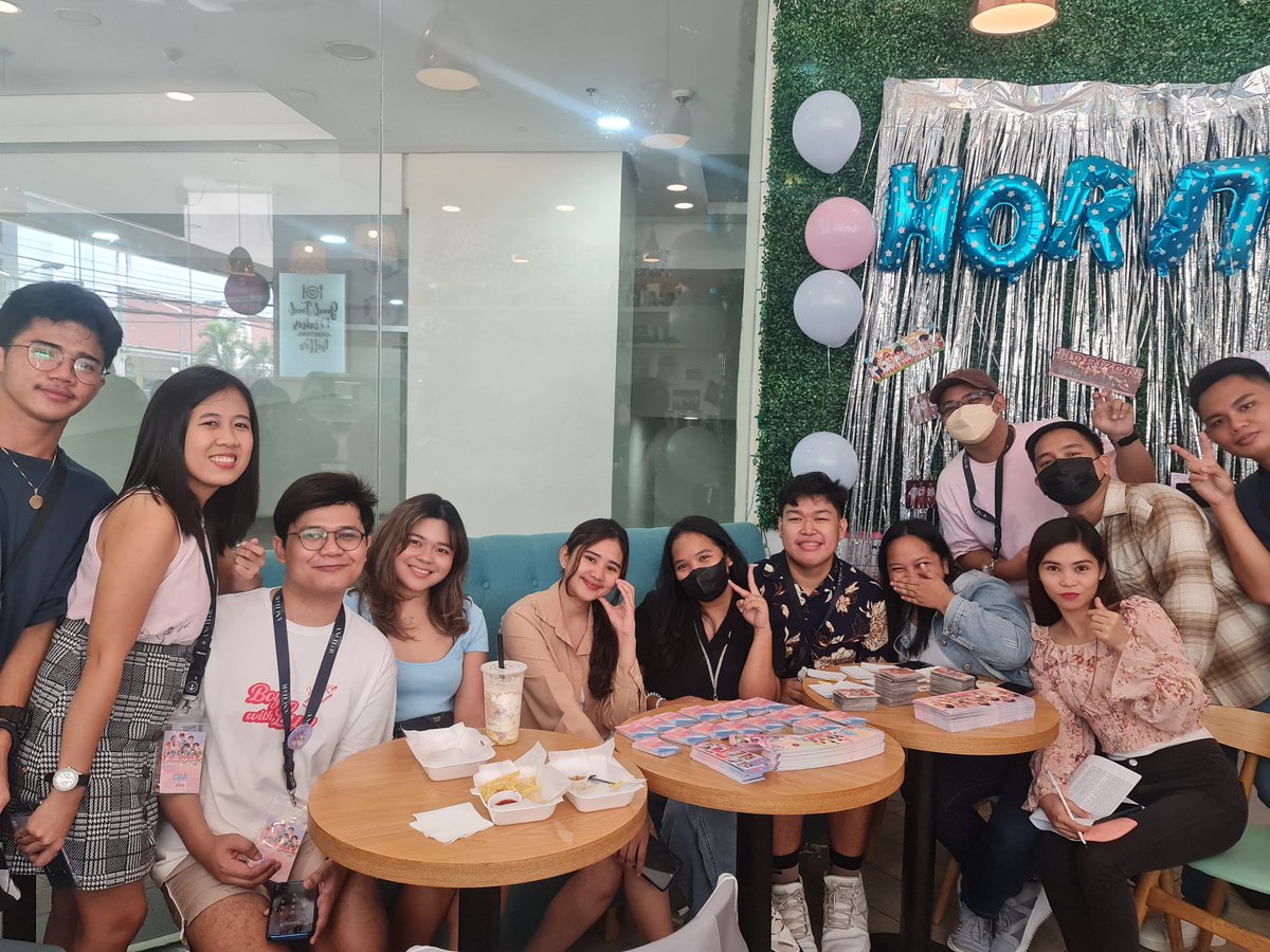 Our cupsleeve event is about to start 🙂 Thank you so much to our attendees! For those who are still on their way, you're still welcome to join. Look who's here! @thegvshow @iamjsttpnd Onto the Next CHAPTER #ANCHORSCSEMANILA #HORI7ON #WeAreOneForSeven