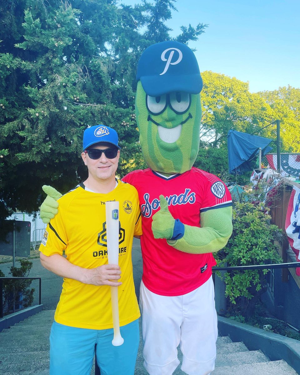 LaneUnitedFC's tweet photo. ⚾️ Take me out to the ballgame ⚾️
We’re thrilled to be taking part in Random Jersey Night at @picklesbaseball ‼️
#WATR #soccerbaseball #sportcrossover #portlandpickles https://t.co/fesQwtQEE7