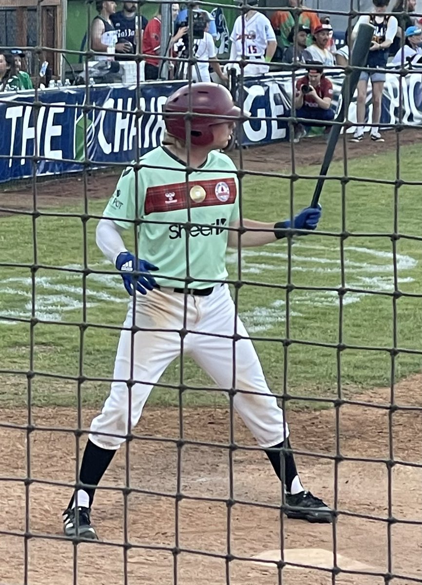 LaneUnitedFC's tweet photo. ⚾️ Take me out to the ballgame ⚾️
We’re thrilled to be taking part in Random Jersey Night at @picklesbaseball ‼️
#WATR #soccerbaseball #sportcrossover #portlandpickles https://t.co/fesQwtQEE7