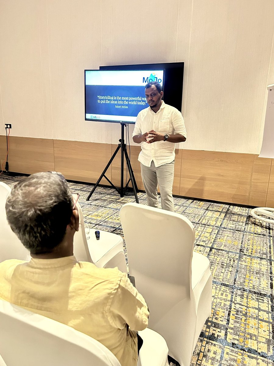 ChrissyDis's tweet photo. Another interesting masterclass conducted by @benislos on understanding narratives at #MoJoLanka Sri Lanka’s First Mobile Journalism Festival https://t.co/zvQcYZqtDL
