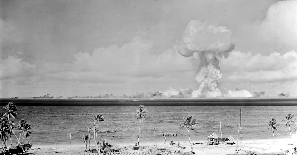 TRUFAULT's tweet photo. The #atomic cloud during the "#Able" nuclear test at the Bikini atoll. - July 1, 1946.
🇺🇲🔥🔥🔥🔥🔥
#testsite #Nuclearbomb #bombs #atomicbombs #ColdWar #Bikinitestsite #Nucleartest https://t.co/uZlti2lFjl