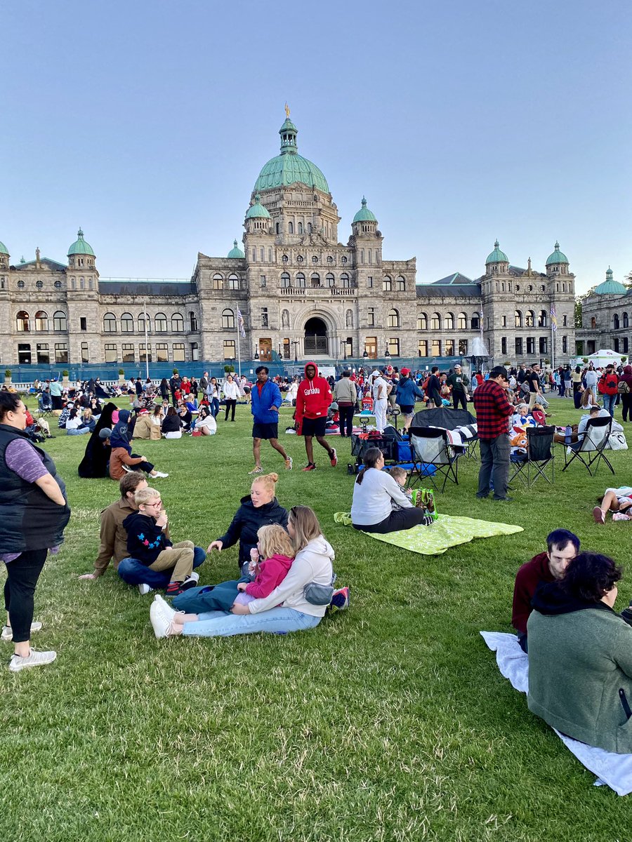 .@vicpdcanada wishing everyone a Happy Canada Day. Family friendly crowd at the BC Leg and Inner Harbour. Great music & lots of food trucks. #VicPD out walking the beat keeping everyone safe. #HappyCanadaDay