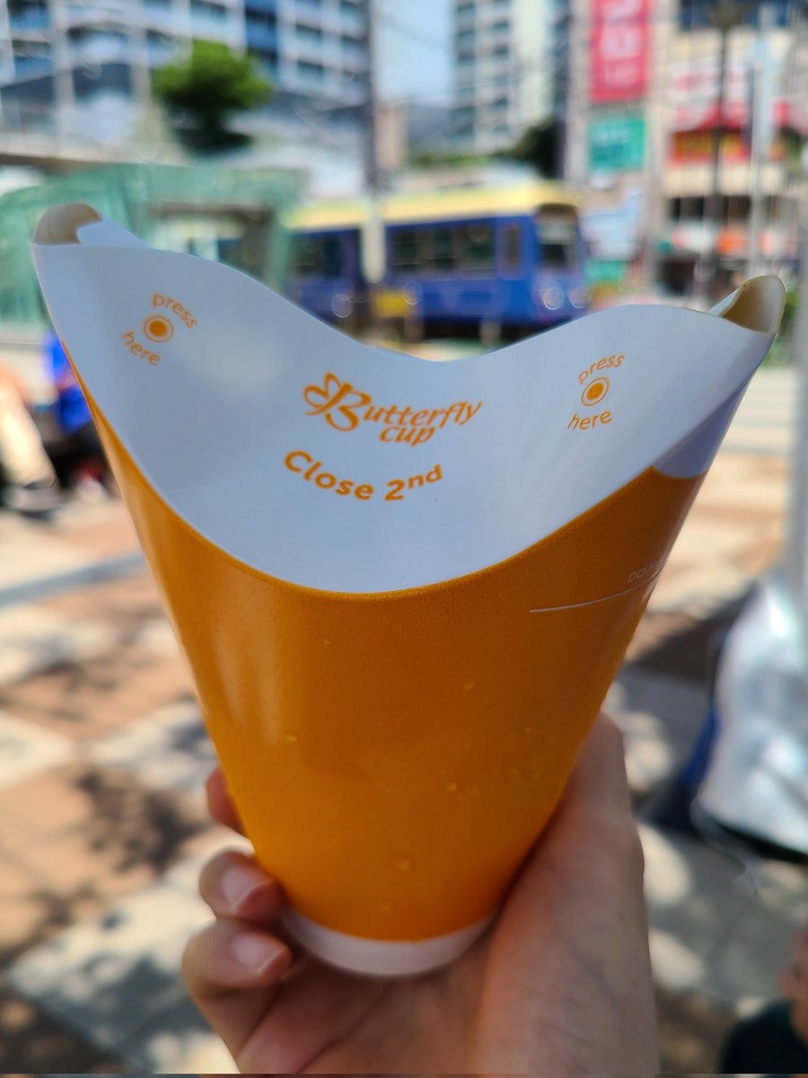yeEge8sLPpUdtQu's tweet photo. このカップ、端の飲み口から飲むタイプで良い!
中のアイスカフェオレ溢れたりこぼれたりしないし、紙ストローより焦らずゆっくり飲める🎵
#Butterflycup https://t.co/fM2WvcvL9c