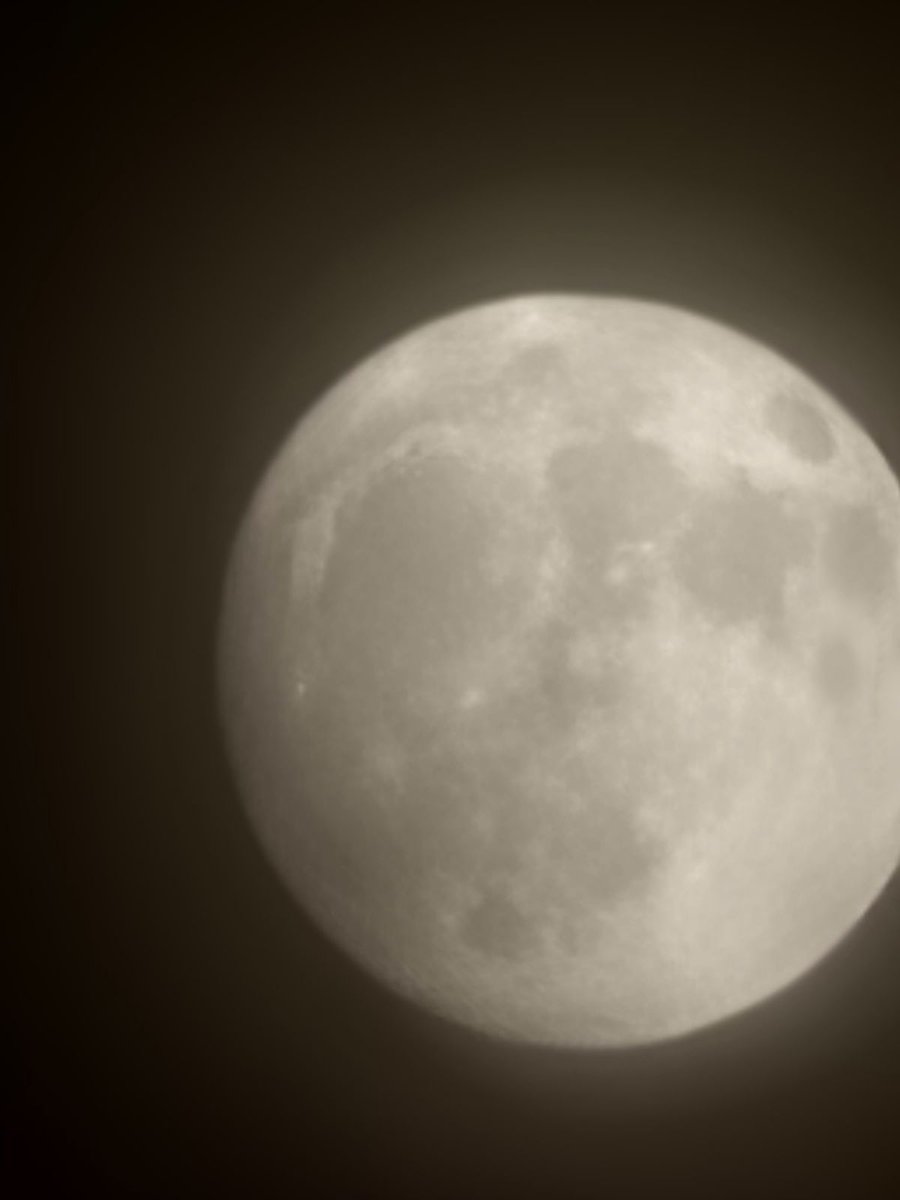 sgzdev's tweet image. A friend sent this awesome pic of the moon.
