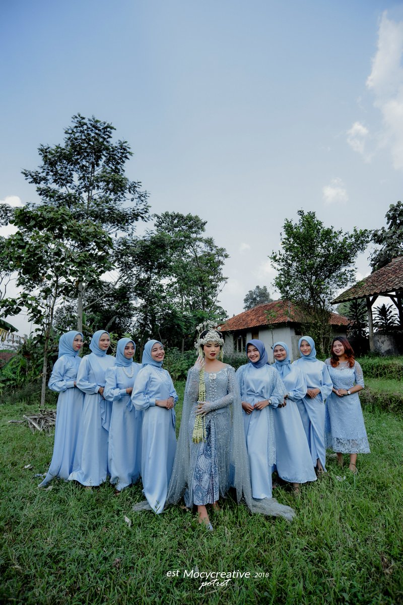 OTonggoh's tweet photo. Lopppppp bgt sama Bridesmaid ku yg stay dari pagi sampe beres acara❤️❤️❤️🖤💕 https://t.co/LsQfR1VctG