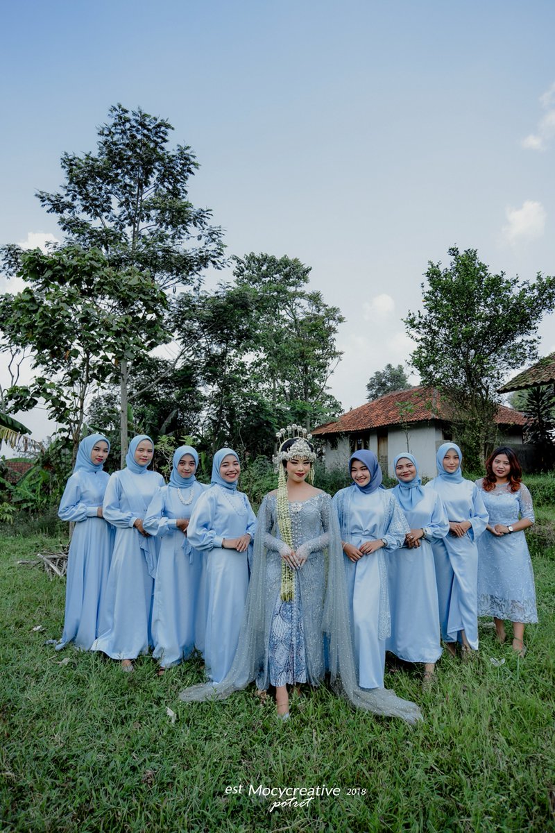 OTonggoh's tweet photo. Lopppppp bgt sama Bridesmaid ku yg stay dari pagi sampe beres acara❤️❤️❤️🖤💕 https://t.co/LsQfR1VctG