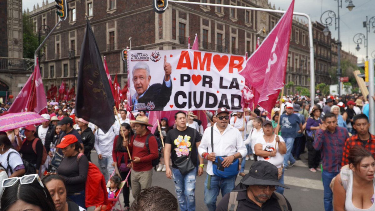 ChristianV_S's tweet photo. Hoy se cumplió el 5to. aniversario del triunfo de la dignidad y la esperanza del pueblo de México.
Acompañamos a nuestro presidente @lopezobrador_  en la celebración de esta gran fiesta popular y transformación.
¡Es un honor estar con Obrador!
#AmorConAmorSePaga
#AmorPorGAM https://t.co/JdGNTDh2LF