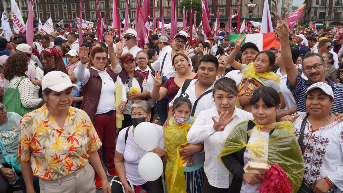 ChristianV_S's tweet photo. Hoy se cumplió el 5to. aniversario del triunfo de la dignidad y la esperanza del pueblo de México.
Acompañamos a nuestro presidente @lopezobrador_  en la celebración de esta gran fiesta popular y transformación.
¡Es un honor estar con Obrador!
#AmorConAmorSePaga
#AmorPorGAM https://t.co/JdGNTDh2LF