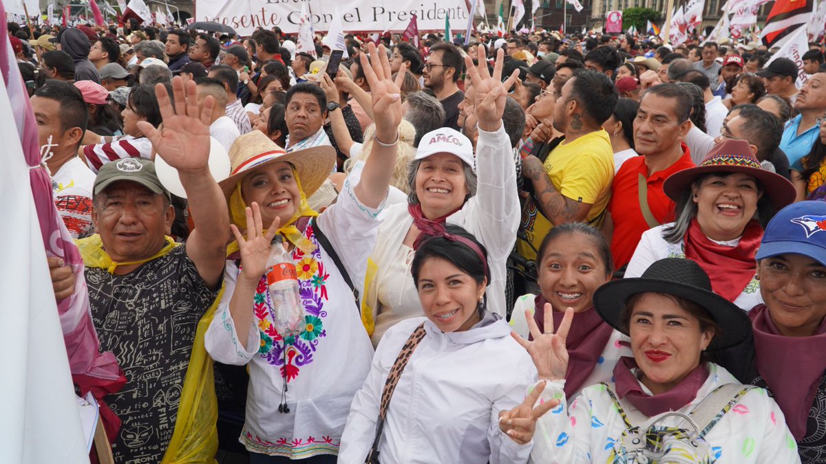 ChristianV_S's tweet photo. Hoy se cumplió el 5to. aniversario del triunfo de la dignidad y la esperanza del pueblo de México.
Acompañamos a nuestro presidente @lopezobrador_  en la celebración de esta gran fiesta popular y transformación.
¡Es un honor estar con Obrador!
#AmorConAmorSePaga
#AmorPorGAM https://t.co/JdGNTDh2LF