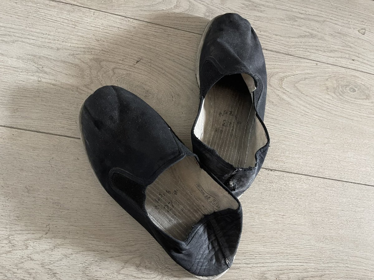 这样的布鞋我已经扔了五六双了 而且从来不洗 穿到报废 哈哈哈