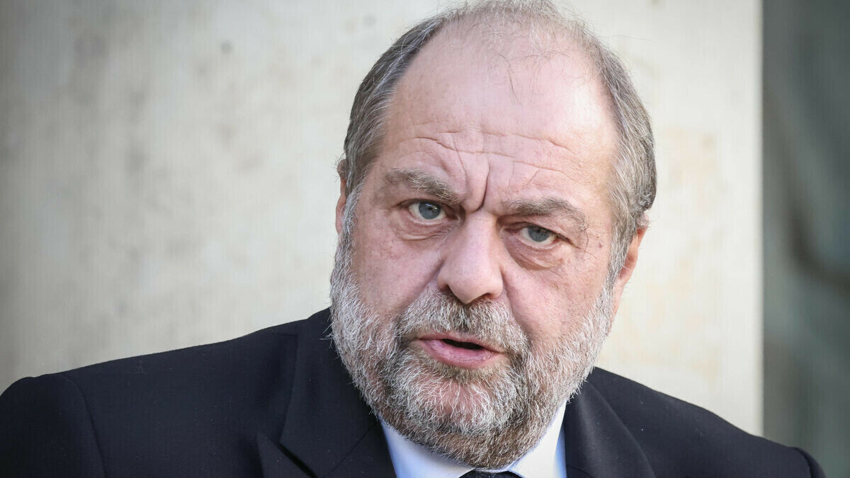 le_Parisien's tweet image. 💬 «Il faut simplement remettre les pendules à l’heure. Ce n’est pas l’État qui doit éduquer les enfants, ce sont leurs parents»

Lire l'interview du garde des Sceaux ➡️ l.leparisien.fr/BrxY