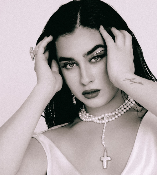 oficialPFBR's tweet photo. ELA TROUXE UM PONTO, PORTAL!

Lauren Jauregui pega Elon Musk no pulo e diz que ações do bilionário para desmantelar o Twitter está ligado as eleições americanas, visando que a rede social é um dos maiores meios de disseminar informação. https://t.co/TH7wbhwovz