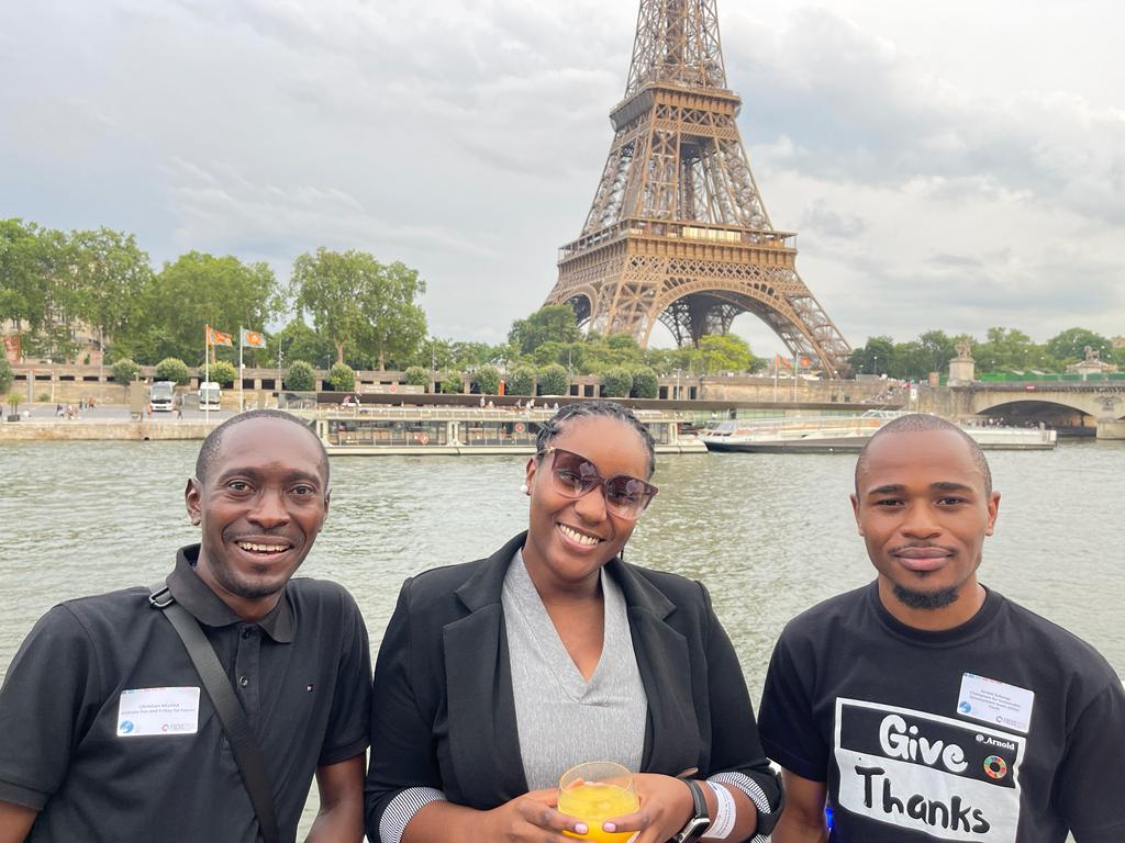 climatelivedrc's tweet photo. Ahead of the Summit for a New Global Financial Pact to be held in Paris, the Paris Peace Forum and Focus 2030 were pleased to invite us to a cocktail reception on a barge opposite the Eiffel Tower.
The youth of the DRC were well represented by Mr @ChristianKupar https://t.co/9SzbINlCzU