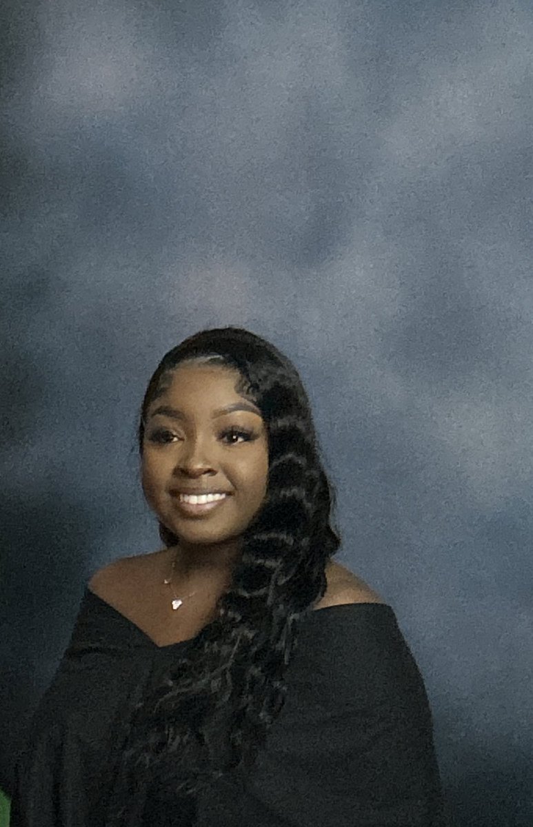 poodababyyyy's tweet photo. Oh nun jus took senior pictures today 🥰. #classof2024 #seniorshit https://t.co/TkFRidNX0t