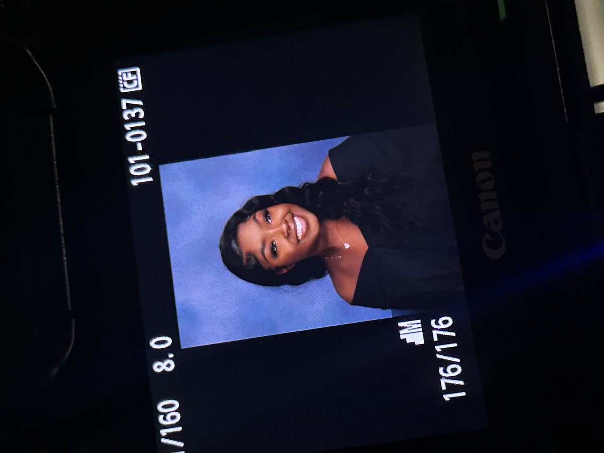 poodababyyyy's tweet photo. Oh nun jus took senior pictures today 🥰. #classof2024 #seniorshit https://t.co/TkFRidNX0t