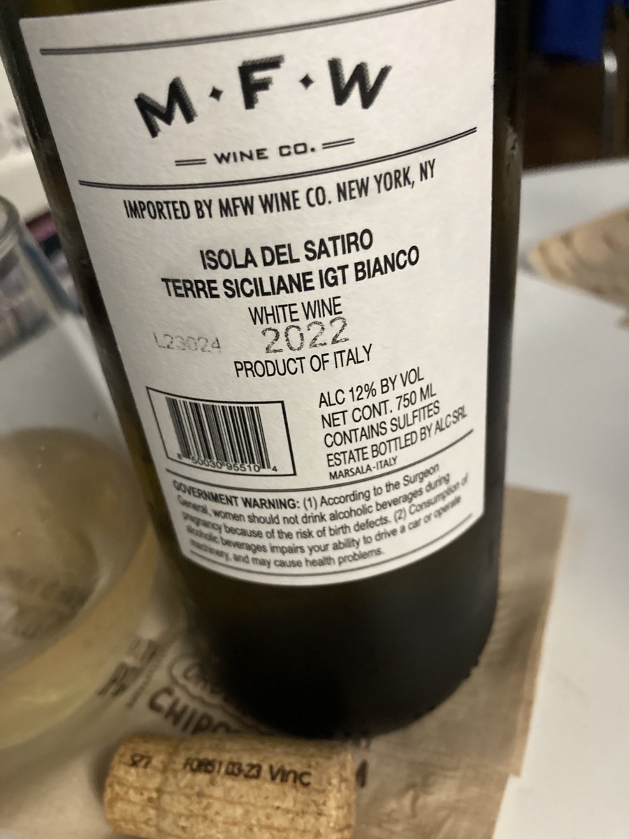 DoliverosDaniel's tweet photo. Delicious &amp; unassuming bianco from #Sicily,23 #IsolaDelSatiro,made w/organic catarratto &amp; #Grecanico,simple but pleasant aromas of peach,mandarin &amp; lemon custard,decent concentration,nice texture,w/white cherry &amp; sage flavors,round finish,begging for sea urchin pasta,a great buy! https://t.co/kDiFEmU2p2