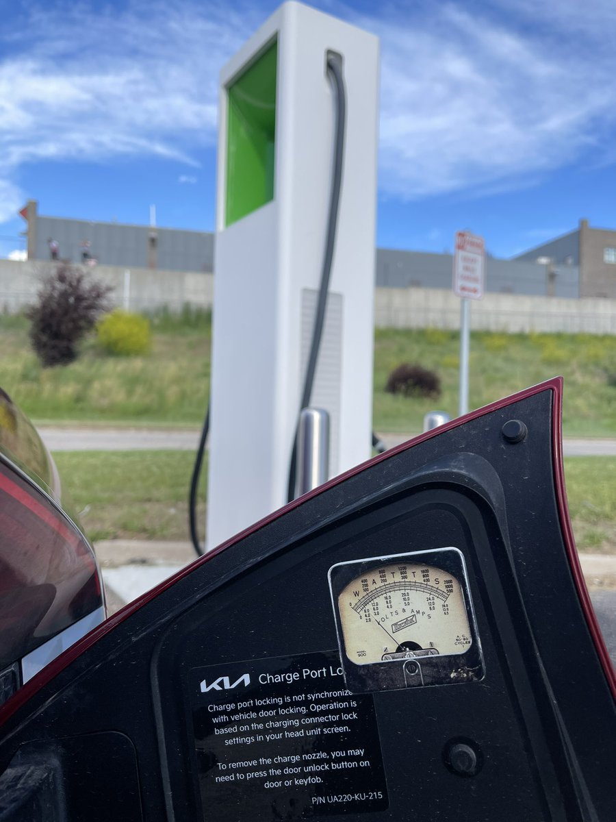 knitnerd's tweet photo. @RateYourCharge Casper WY EA station. App says one 350kw is OOS and another is derated. But unlike last week the units disagree with the app and say they are available. Not taking that chance, went with the 150 kw. Max rate 176kw. https://t.co/clwPim0WzJ