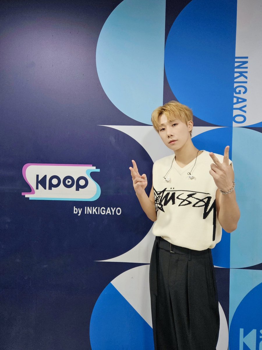 KSK_official's tweet photo. [📸] 230702 SBS '인기가요' 종료!
　
성규와 민소매의 조합은 사랑이죠 🤍
올여름은 너무나 아름답네요 ☀️
　　
#KimSungKyu #김성규
#2023_SS_Collection #Small_Talk
#SBS #인기가요 https://t.co/6hqzQqmuMi