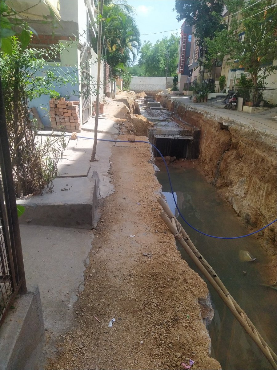 kiran_kaluvala's tweet photo. No walkway due to underground nala work at Street No.4, Aravinda Nagar, Ramanthpur. No security measures are being taken by the contractor. School goers are facing problem to cross the road. Please take action to complete the work early@CommissionrGHMC @GHMCOnline @Director_EVDM https://t.co/CpIGhTIXOu
