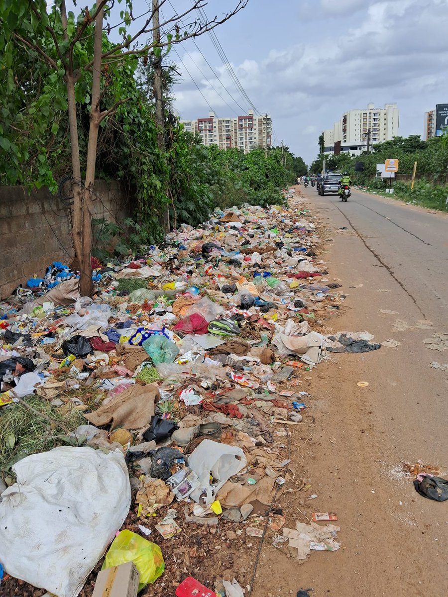 vivek06tweets's tweet photo. Pathetic situation at Gollahalli Road. No street light, garbage on the road.
#HulimangalaForCMC
#GarbageFreeHulimang
#BrandBengaluru
Please help
@CMofKarnataka @siddaramaiah @DKShivakumar @DKSureshINC 
 @ZP_BenglruUrban @ZillaUrban @CommrPR @karnatakakspcb
@swachhbharat https://t.co/o0kvJNBUP9
