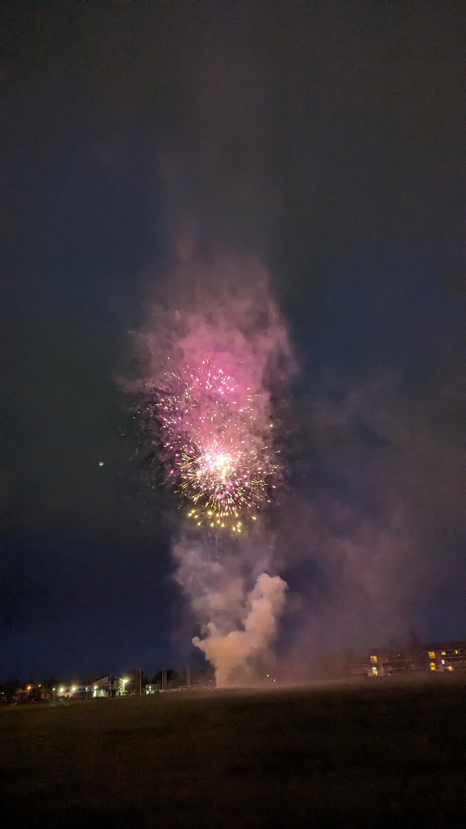 MChow2013's tweet photo. Thanks to @BlueQuillCL for hosting the neighborhood #CanadaDay2023 fireworks!!!! #efcl https://t.co/at4ItPkFCo