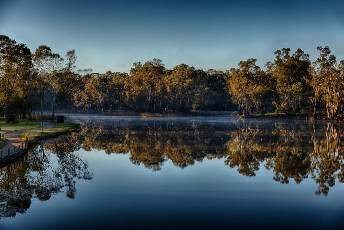 RenSmart_Photo's tweet photo. Cold and a touch of mist on the water in Benalla when we went for a walk early this morning. @JaydeCotic  @abcweather @JaneBunn @daniel_prime7 https://t.co/wy1f5YooPv
