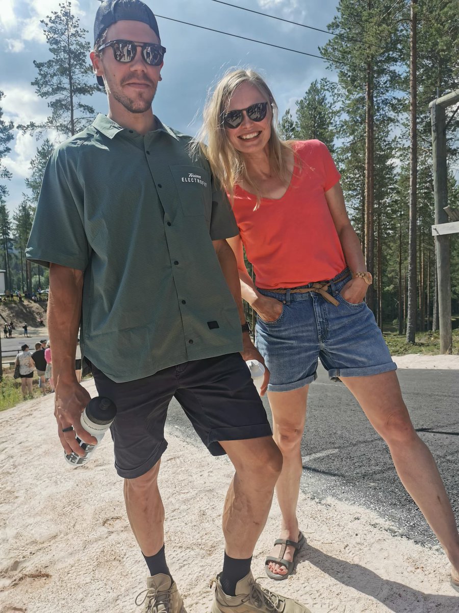 Electrofitin kesäfestareilla Vuokatissa päälavalla esiintyi e-maajoukkue ja taustalla hääri siipeilijöitä.

<a href="/mvuorela1/">Markus Vuorela</a> 
<a href="/electrofitfi/">Electrofit - Intohimosta urheiluun</a>