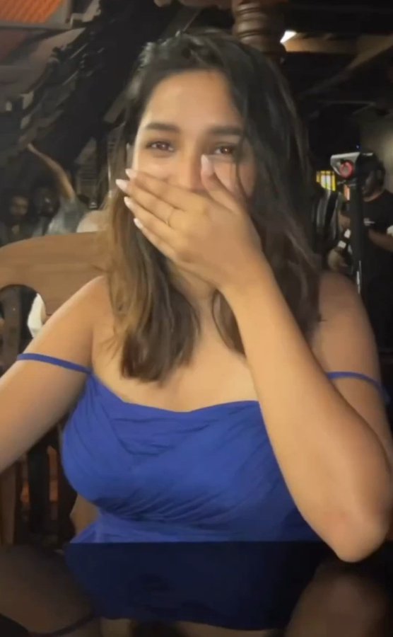 F0AfqreagAAEcmj?format=jpg&name=900x900