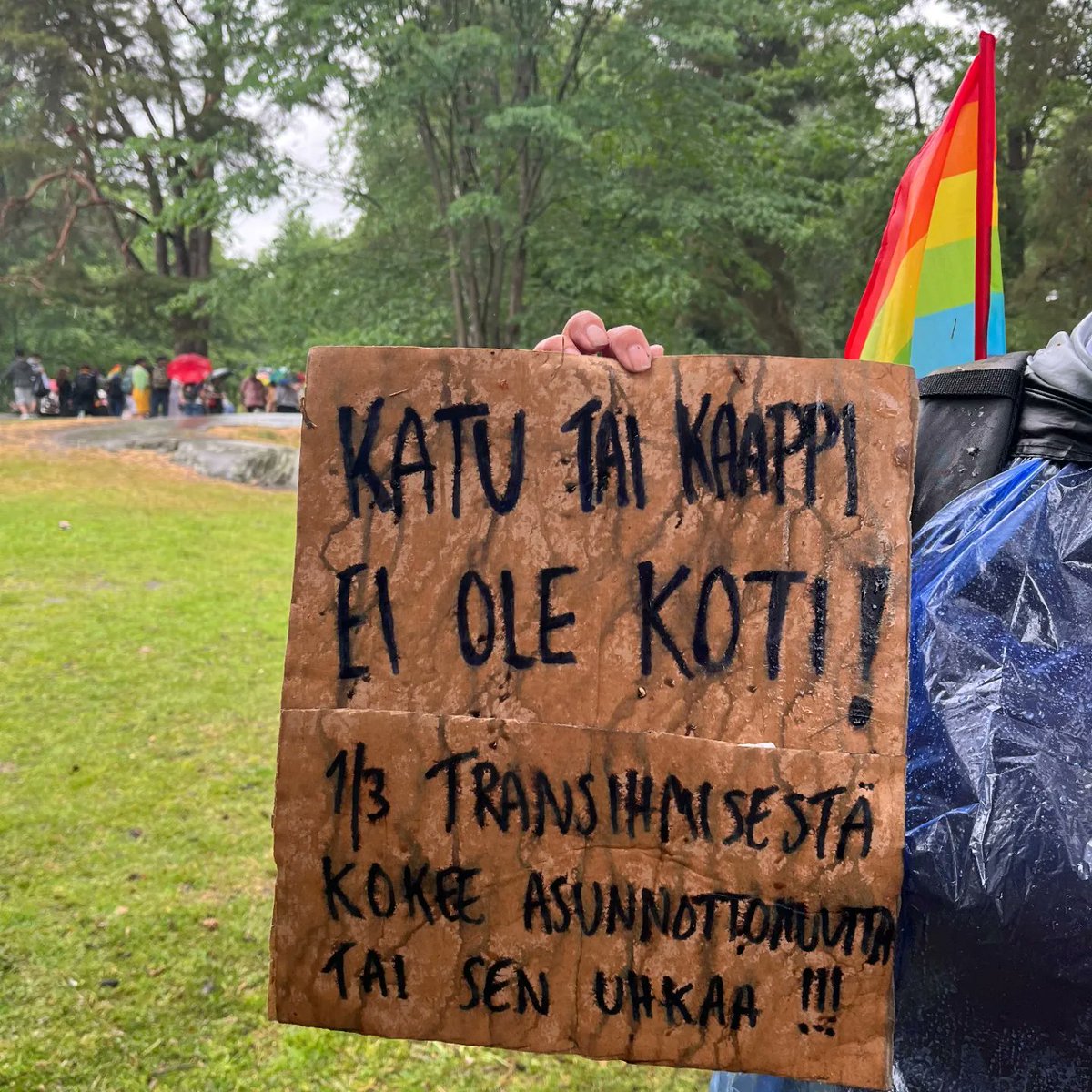 "Katu tai kaappi ei ole koti. 1/3 transihmisestä kokee asunnottomuutta tai sen uhkaa." Sateenkaari-ikkunan hallitus eilen Helsinki Pridella. Kiitos marssiseurasta @VVA_yhdistys ja <a href="/naistenkartano/">Naistenkartano</a> #asunnottomuus #asuntoensin #HelsinkiPride
