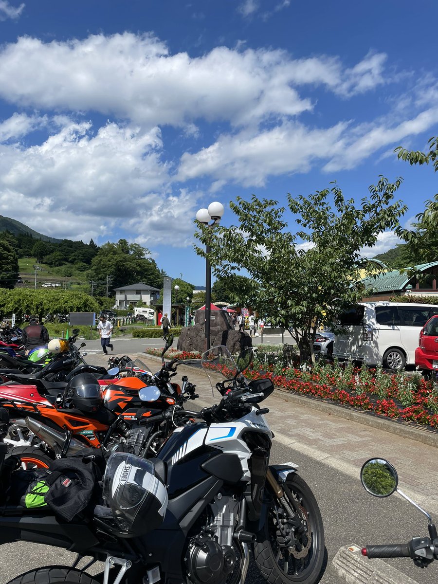 400Xmasa's tweet photo. 想像以上にバイクバイク
どうし到着
噂のこれ食べよっ！ https://t.co/knKAU1F5kr