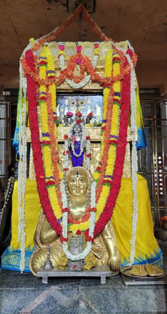Jaggesh2's tweet photo. ಇಂದಿನ ರಾಯರ ಬೃಂದಾವನ ಅಲಂಕಾರ ದರ್ಶನ 🙏 https://t.co/i6sATfNlaL