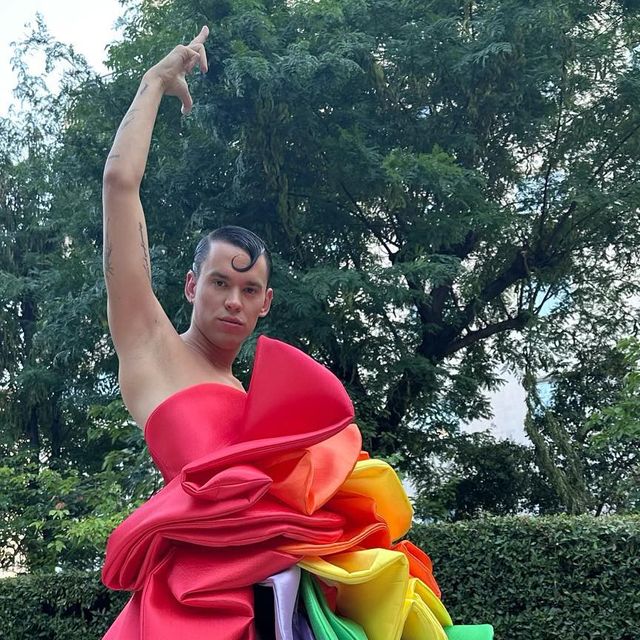 José Perea on Instagram: '❤️🧡💛💚💙💜 Mi look para este 2023 @joseperea_designer Diseño #JoséPerea MODA CON ORGULLO MADRID #pride #gaypride #lgbtpride #lgbt #lgbti #lgbtq #gay #lesbian #trans #bisexual #queer #instagay'
instagram.com/p/CuCPSaTqkBe/…