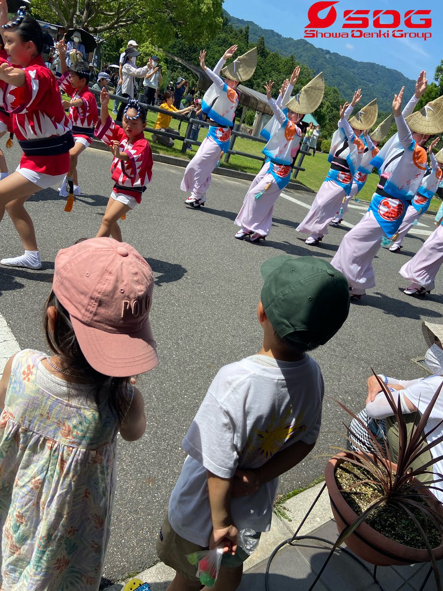 eitamanochichi's tweet photo. やぶっちゃ
阿波踊りまつり

子供たちが興味を持ったみたいで、急遽見に来ました。

初めての阿波踊りを前に終始静かに見ていました♪
感動したのかな？
珍しい光景です(笑)

#阿波踊り 
#毎週3連休 
#SDG昭和電機グループ https://t.co/vizrWKYh7A