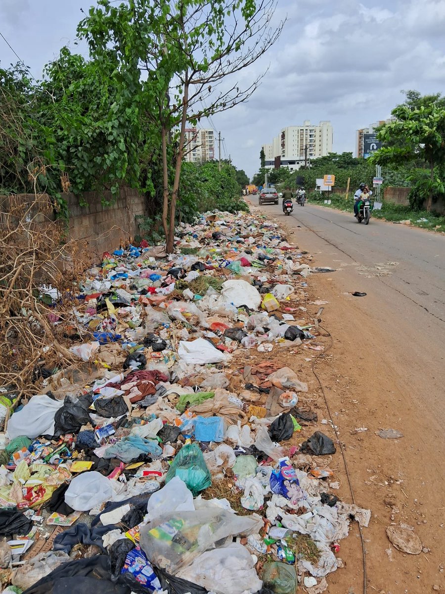 vvijay2468's tweet photo. Electronic City is known for IT. But other side of ecity phase 1-shikaripalaya main road is below

#GarbageFreeHulimanagala
#HulimangalaForCMC
@CMofKarnataka
@siddaramaiah
@DKShivakumar
@DKSureshINC
@INCKarnataka
@ZP_BenglruUrban
@ZillaUrban
@CommrPR
@karnatakakspcb
@swachhbharat https://t.co/31fLh97g9p