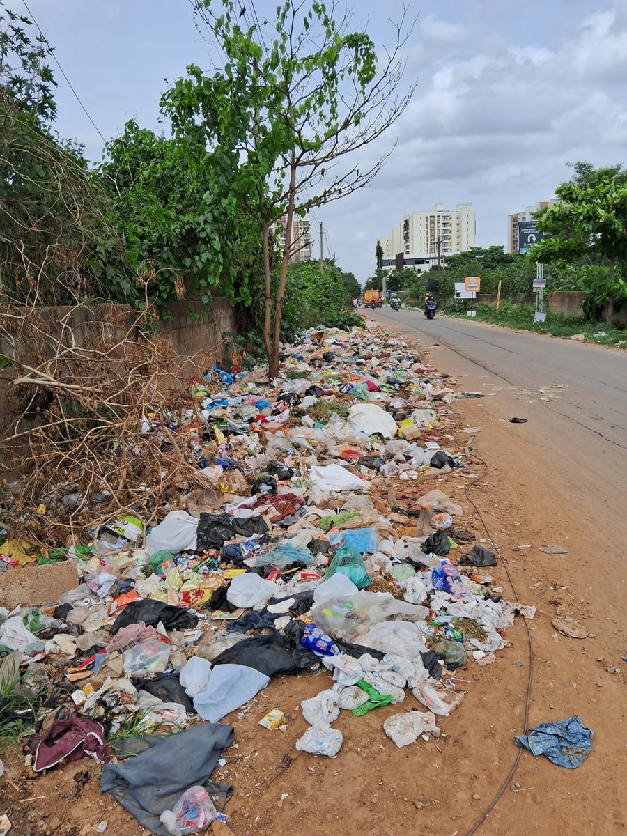 Kishore_SL's tweet photo. Electronic city or Garbage City ?
Reality of Silicon valley of India
#HulimangalaForCMC
#GarbageFreeHulimangala
#SwatchBharat
#BrandBengaluru
@CMofKarnataka @siddaramaiah @DKShivakumar @DKSureshINC 
@INCKarnataka @ZP_BenglruUrban @ZillaUrban @CommrPR @karnatakakspcb
@swachhbharat https://t.co/nw9vIzdWDt