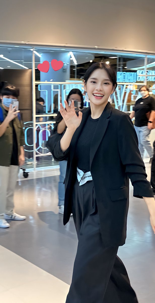 JoyNY12's tweet photo. มองนานนาน คนสวยต้องมองนานนาน 🥰

(1รูปถ้วนเพราะมัวแต่มองจริงๆ 😅)

#Cherprang1stFansign
#CherprangBNK48
#CherprangAreekul https://t.co/GJumq4BooY
