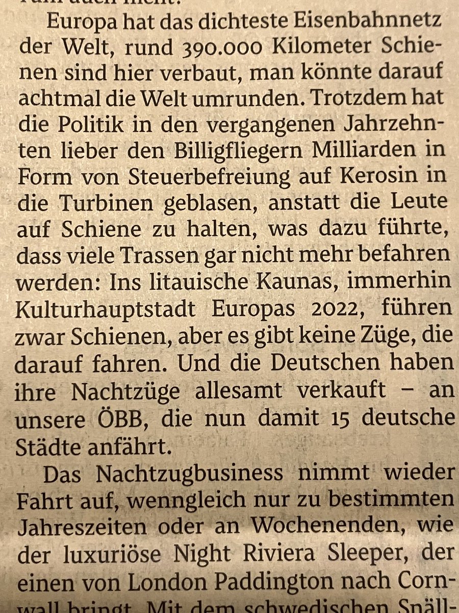 VCOE_AT's tweet photo. „Europa hat das dichteste Bahnnetz der Welt. Trotzdem hat die Politik in den vergangenen Jahrzehnten lieber den Billigfliegern Milliarden in Form von Steuerbefreiung auf Kerosin in die Turbinen geblasen, anstatt die Leute auf Schiene zu halten“ via ⁦@derStandardat⁩ https://t.co/aFJe50g5Sr