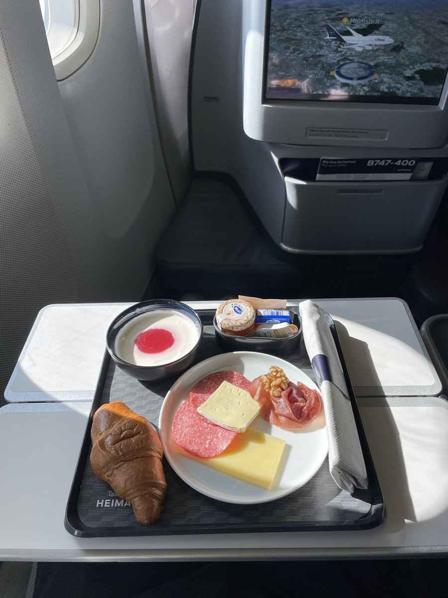 _Fly_Around's tweet photo. Mealtime on a 1h flight from Hamburg to Frankfurt on @lufthansa B747-400 in Business Class. 🥨🥐 Here‘s my review of this special flight on the Queen of the Skies 
https://t.co/KvqAiLioFs https://t.co/YcvFLxGeFg