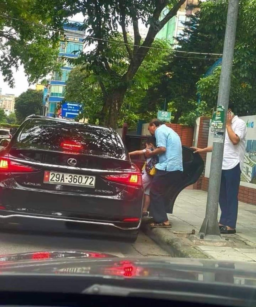 Thinng90971397's tweet photo. Vì đâu ra nông nỗi này hả anh Bải, vợ bị giam lỏng, con gái thì tan đàn xẻ nghé, để ông ngoại hàng ngày phải đưa đón?
Muốn về làm người tử tế cũng không đơn giản chút nào phải không anh? https://t.co/MACx9VWKKI