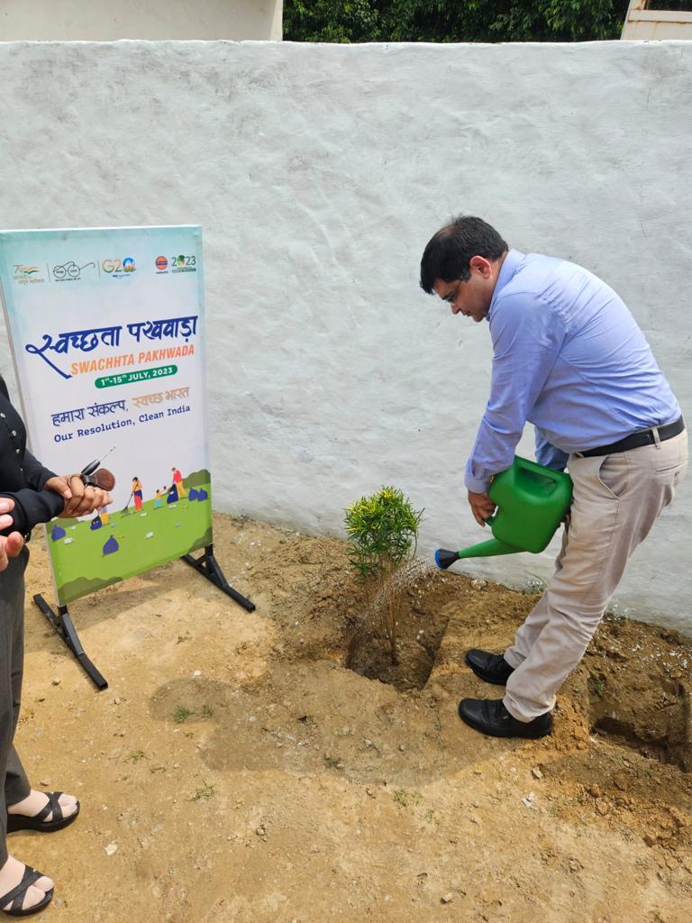 ioclupso2's tweet photo. Tree Plantation Drive during #Swatchthapakwa  &amp; #VanMahaustav
@ioclupso2 by UPSO-2 &amp;
Noida Indane DO
@ChairmanIOCL 
@DirMktg_iocl 
@Bohrashyam2 
@IndianOil_Delhi 
@EDLPGIOCL https://t.co/4MYtxpgiFt