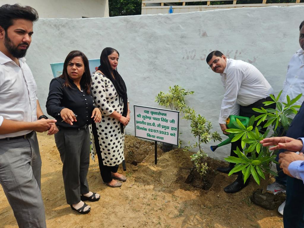 ioclupso2's tweet photo. Tree Plantation Drive during #Swatchthapakwa  &amp; #VanMahaustav
@ioclupso2 by UPSO-2 &amp;
Noida Indane DO
@ChairmanIOCL 
@DirMktg_iocl 
@Bohrashyam2 
@IndianOil_Delhi 
@EDLPGIOCL https://t.co/4MYtxpgiFt
