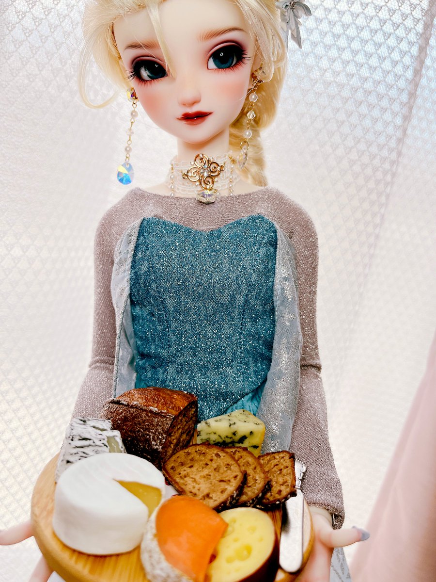 keiko_puchi22's tweet photo. いつもリアルで美味しそうなドールサイズフードを作られているノル様の作品とご縁がっ🙏🏻✨✨嬉しい🥰
ワインが欲しくなるセットはエルサに持ってもらいました(好物だらけで私が食べたくなる🤣)
#raspberrymist https://t.co/z8VoqkU3W9