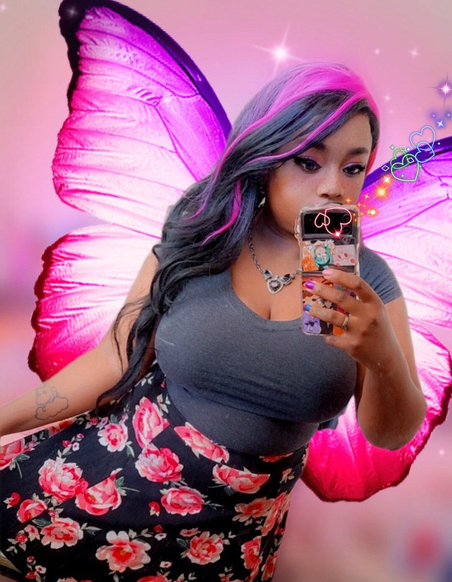 ☆.。.:*・°🧚🏽‍♀️☆.。.:*・°
#ltxsrfku #pinkandblackhair #chunkyhighlights #fairy #altgirl #fairycore #wings #ootd #makeup #girlswithink #pink #magicalgirl