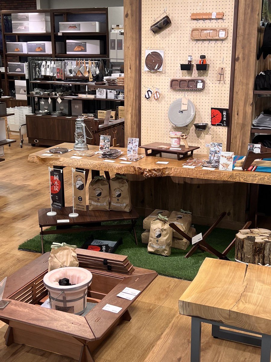 shichirinirori8's tweet image. こんにちは。
久しぶりの投稿です。

6月30日より、川徳百貨店の3階
PeeePsにA&amp;amp;D/Wの常設展示コーナーが開設されました！
ベビーチャコールと共に😊

沢山のご来店をお待ちしております🙇‍♂️

#PeeePs
#アウトドア
#キャンプ
#七輪囲炉裏
#川徳