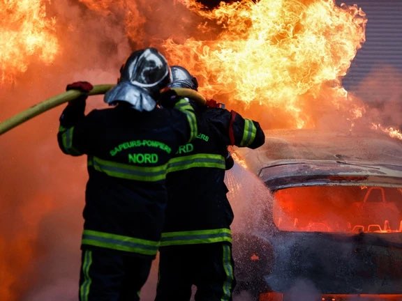 🇫🇷 Fransa’daki sokak olaylarının dördüncü gününde Fransız polisinin gözaltına aldığı kişi sayısı 1300’ü geçti. 

2500’den fazla yangının çıktığı ve yüzlerce iş yerinin yağmalandığı olaylar sebebiyle Cumhurbaşkanı Macron, bu hafta yapacağı Almanya seyahatini iptal etmişti.