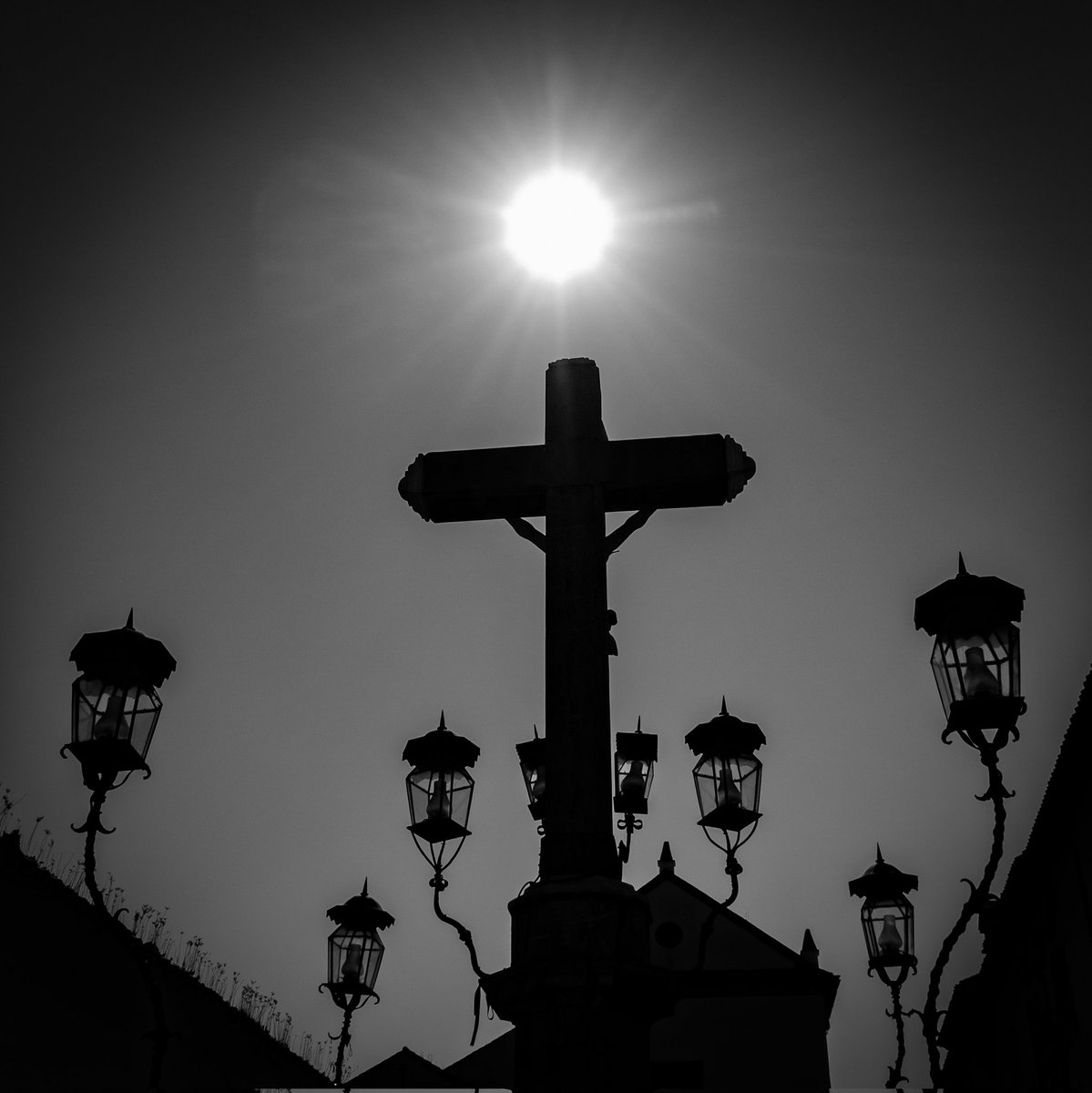 joluardi's tweet photo. Cristo de los Faroles (Córdoba) #fotodecalle #blancoynegro #blackandwhite #blackandwhitephotography #bnw #bnwmood #bnw_captures #bnwsoul #bw #bwphoto #Córdoba #Andalucía #Spain #sombras  #shadows  #siluetas  #silhuette  #streetphotography  #streetphoto #contraluz  #backlights https://t.co/5sYks629Lf
