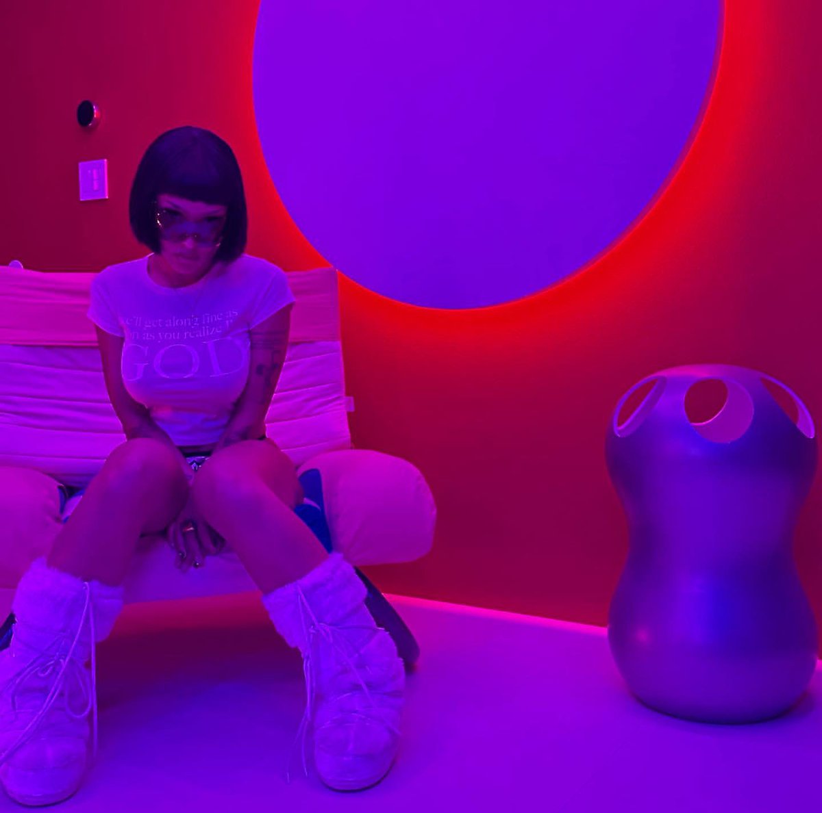 .<a href="/DojaCat/">DOJA CAT</a> in new studio pics (via Instagram). 💕