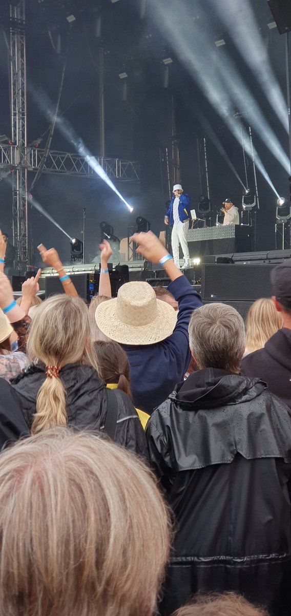 groundlingpenny's tweet photo. Tag 2 des #OpenR Festivals in Uelzen: Bombenstimmung trotz Regenschauern bei "Neue Töne" mit Alvaro Soler, #Sido und #ReaGarvey https://t.co/ZdMcZCf1Xp