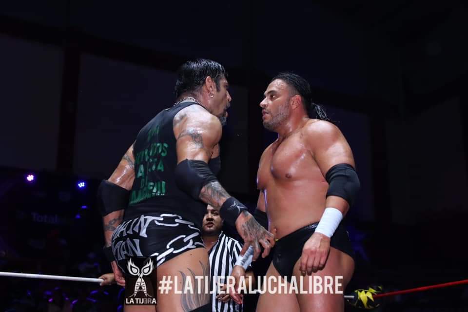 LaTijeraLucha's tweet photo. En una lucha semifinal sangrienta en el primer capítulo de #Desafios de la #ArenaNeza, el triunfo de forma irregular con faul incluido es para #CapoMayor, @ElTexanoJr y @supernovaindy al pasar por encima de #MrElectro, #Cibernetico y #CharlyManson; donde hay retos por... https://t.co/rd2qSrTfMm
