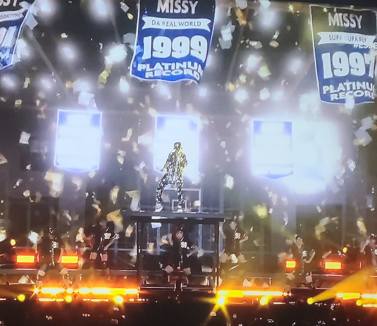 She's looks so good. I also need a glitter baseball uniform. #MissyElliott
#EssenceFestOnHulu 

Switch switch switch my style👋🏾 Holla!